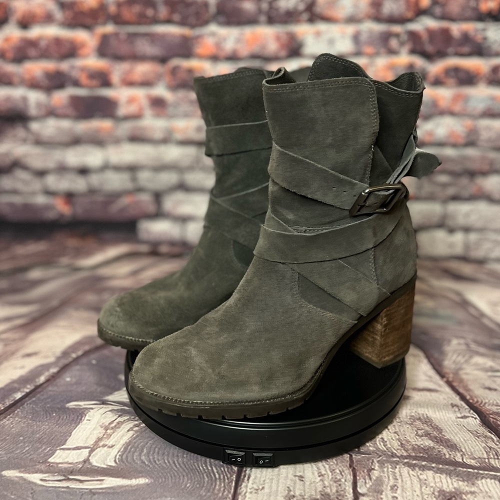 Clarks gray suede boots